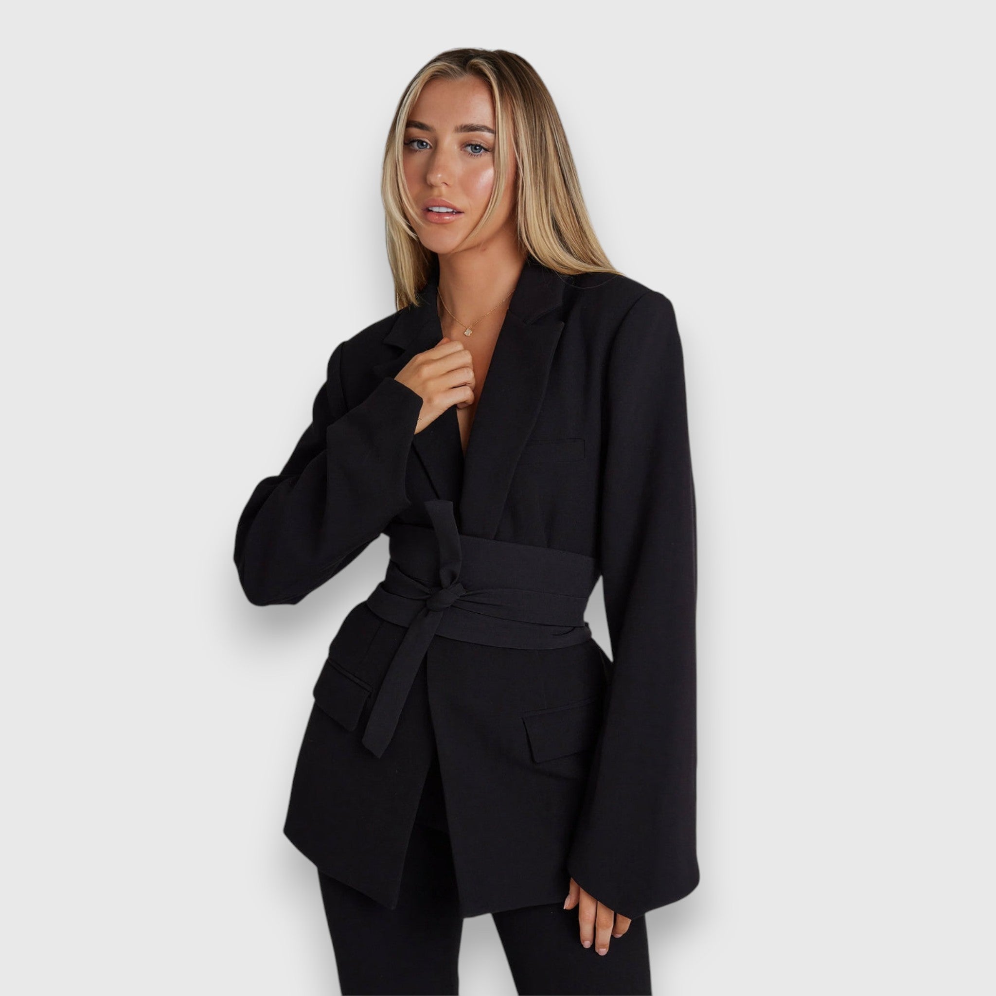Ramona – Figurbetonter Blazer mit elegantem Gürtel