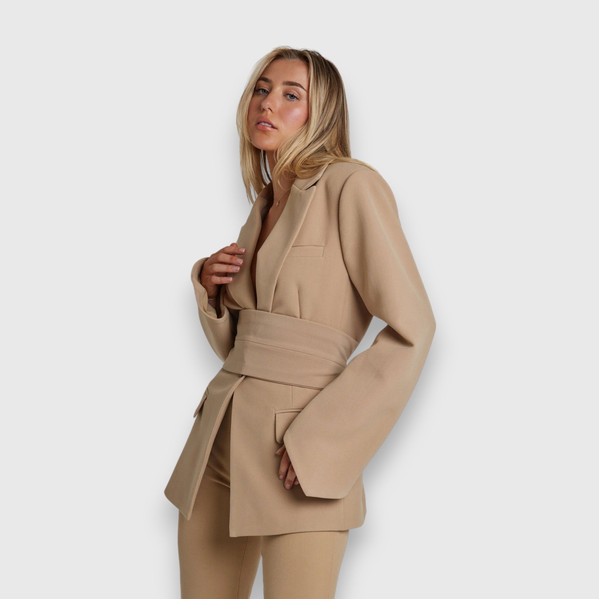 Ramona – Figurbetonter Blazer mit elegantem Gürtel