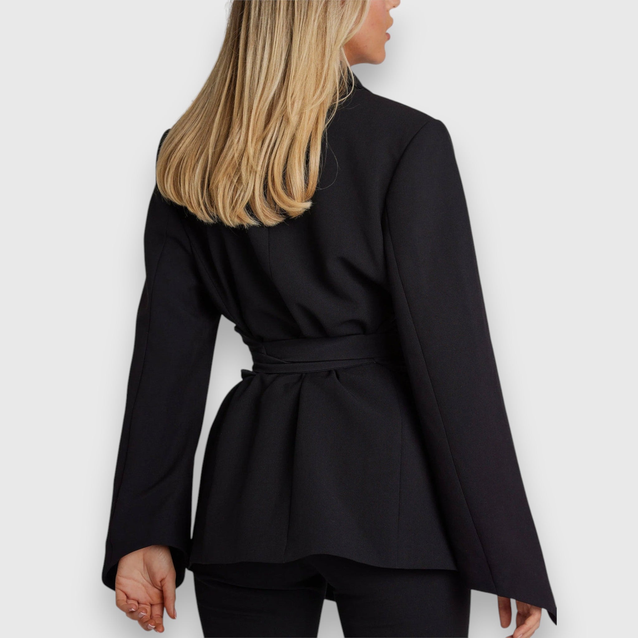 Ramona – Figurbetonter Blazer mit elegantem Gürtel