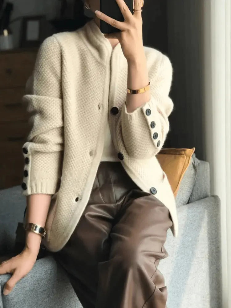 Amanda – Schicke Damen Strickjacke mit Knöpfen Modern Beige