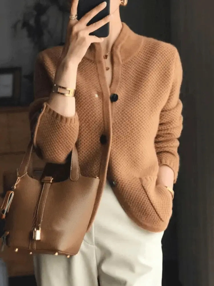 Amanda – Schicke Damen Strickjacke mit Knöpfen Modern Braun