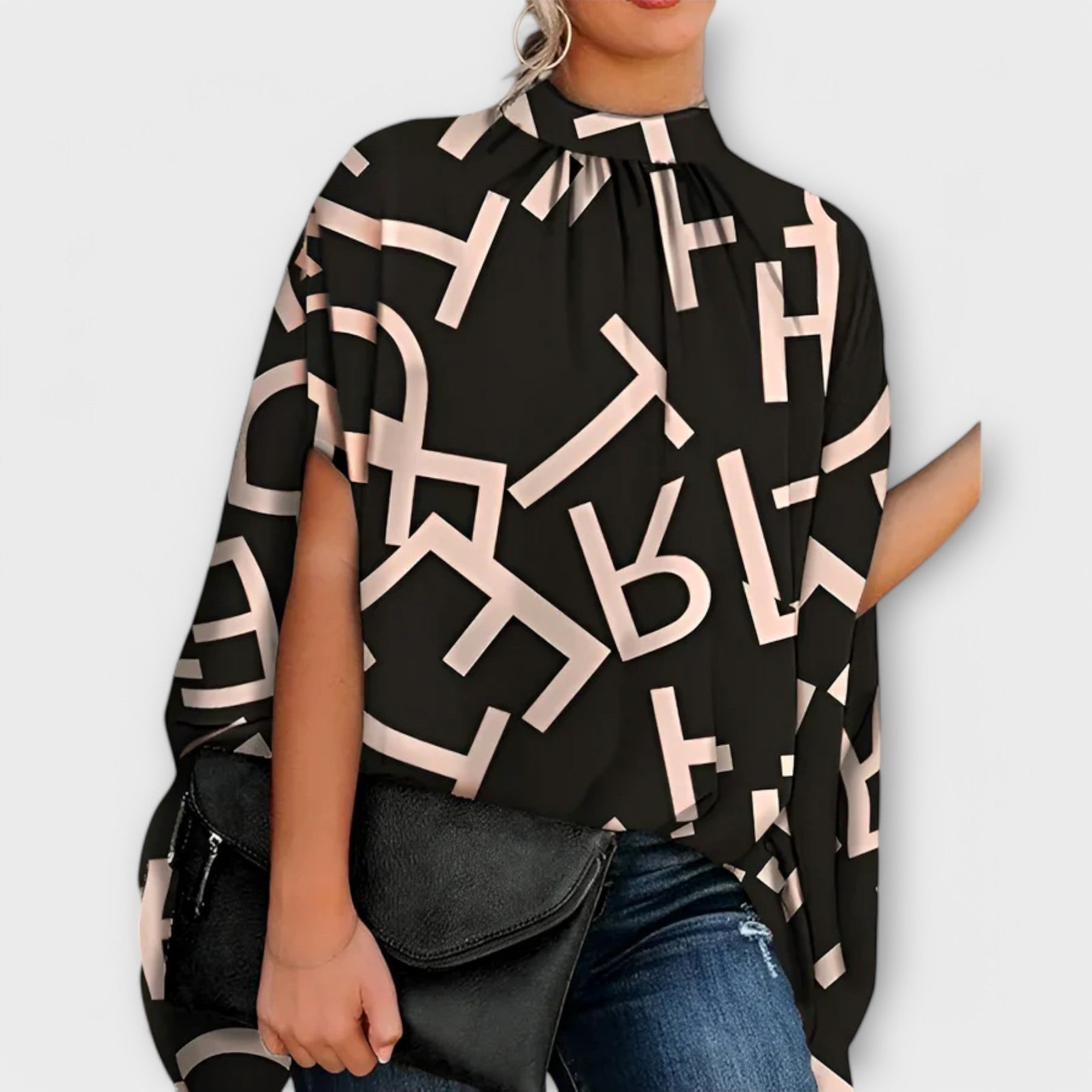 Celina - Vielseitige Abendbluse Schwarze Buchstaben