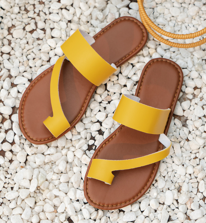 Dagny – Schwarze Sandalen mit zeitlosem Design Gelb