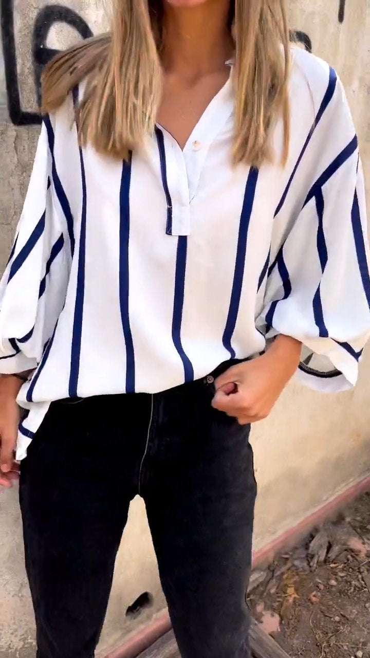 Daphnee - Weiße Gestreifte Bluse Klassik neu interpretiert Blau