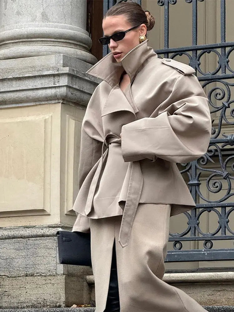 Saskia – Eleganter Trenchcoat Mit Schnürung Und Schulterpolstern