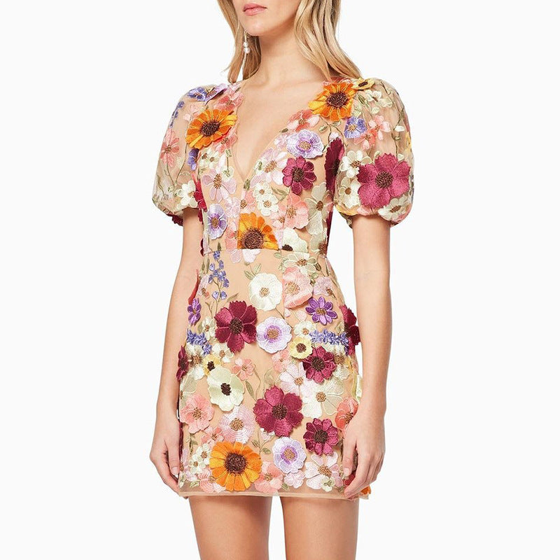 Fabiola – Elegantes V-Ausschnitt Kleid mit dreidimensionalen Aprikose