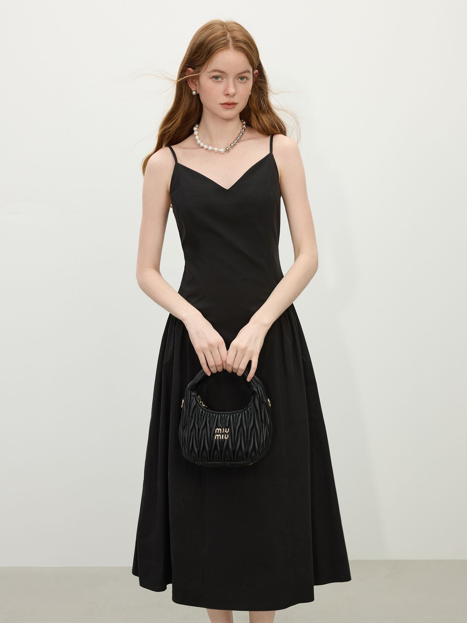 Heidrun - Midikleid mit Spaghettiträgern und V-Ausschnitt Schwarz