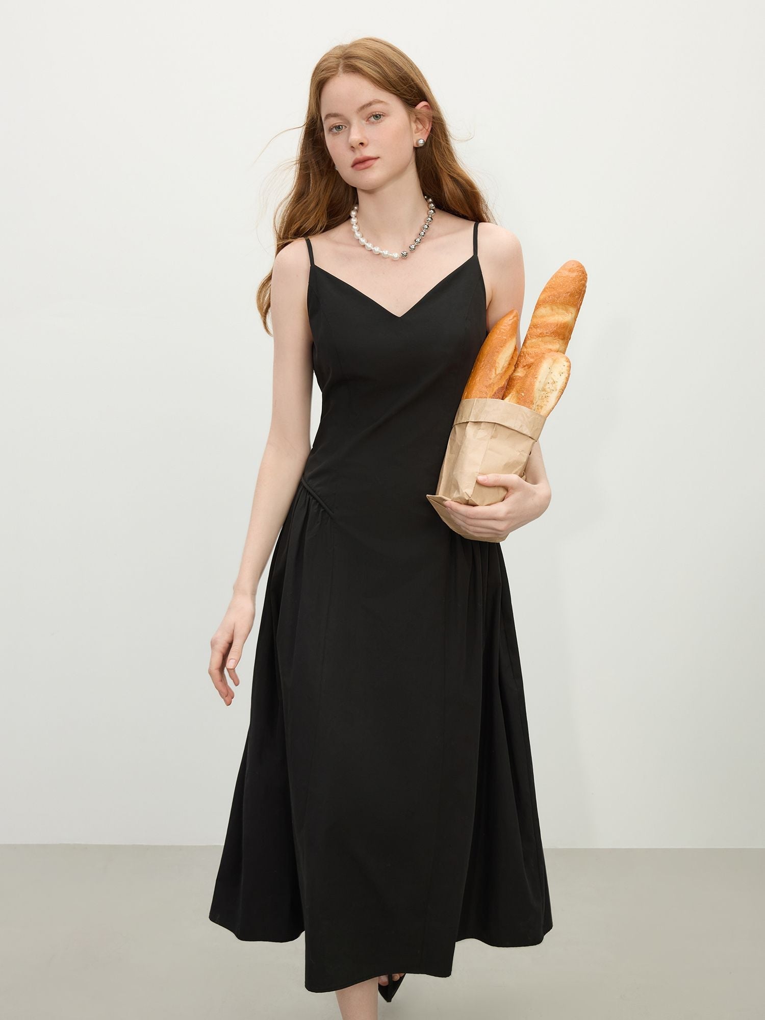 Heidrun - Midikleid mit Spaghettiträgern und V-Ausschnitt Schwarz