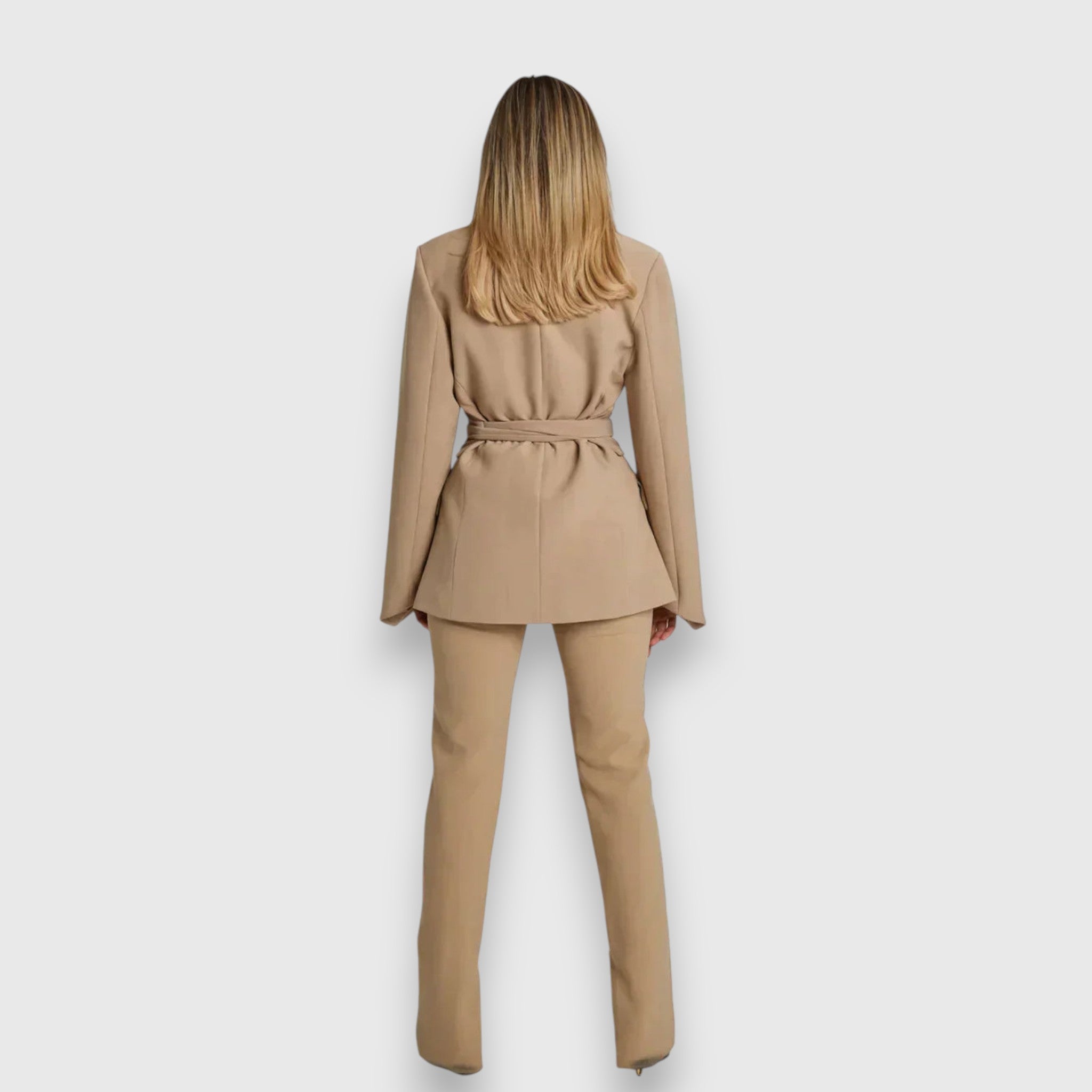 Ramona – Figurbetonter Blazer mit elegantem Gürtel