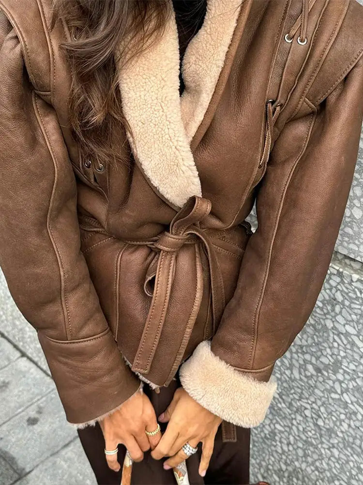 Fabia – Braune Jacke mit Gürtel und Kragen