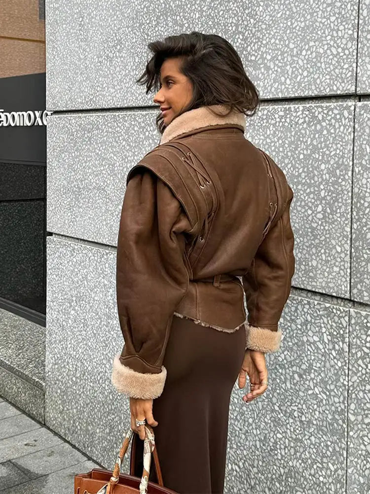 Fabia – Braune Jacke mit Gürtel und Kragen