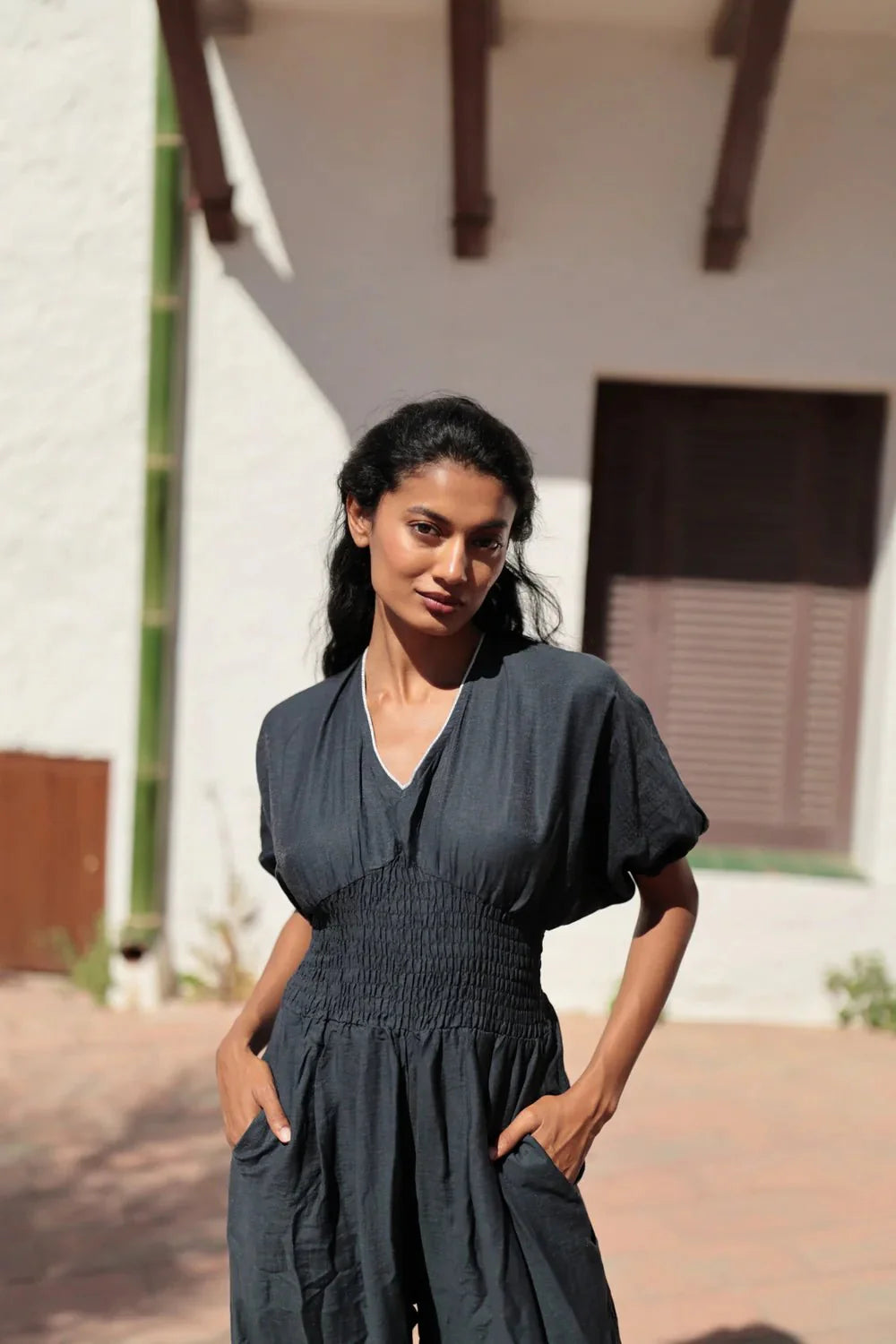 Tilda - Jumpsuit mit V-Ausschnitt und Smoktaille - Grau