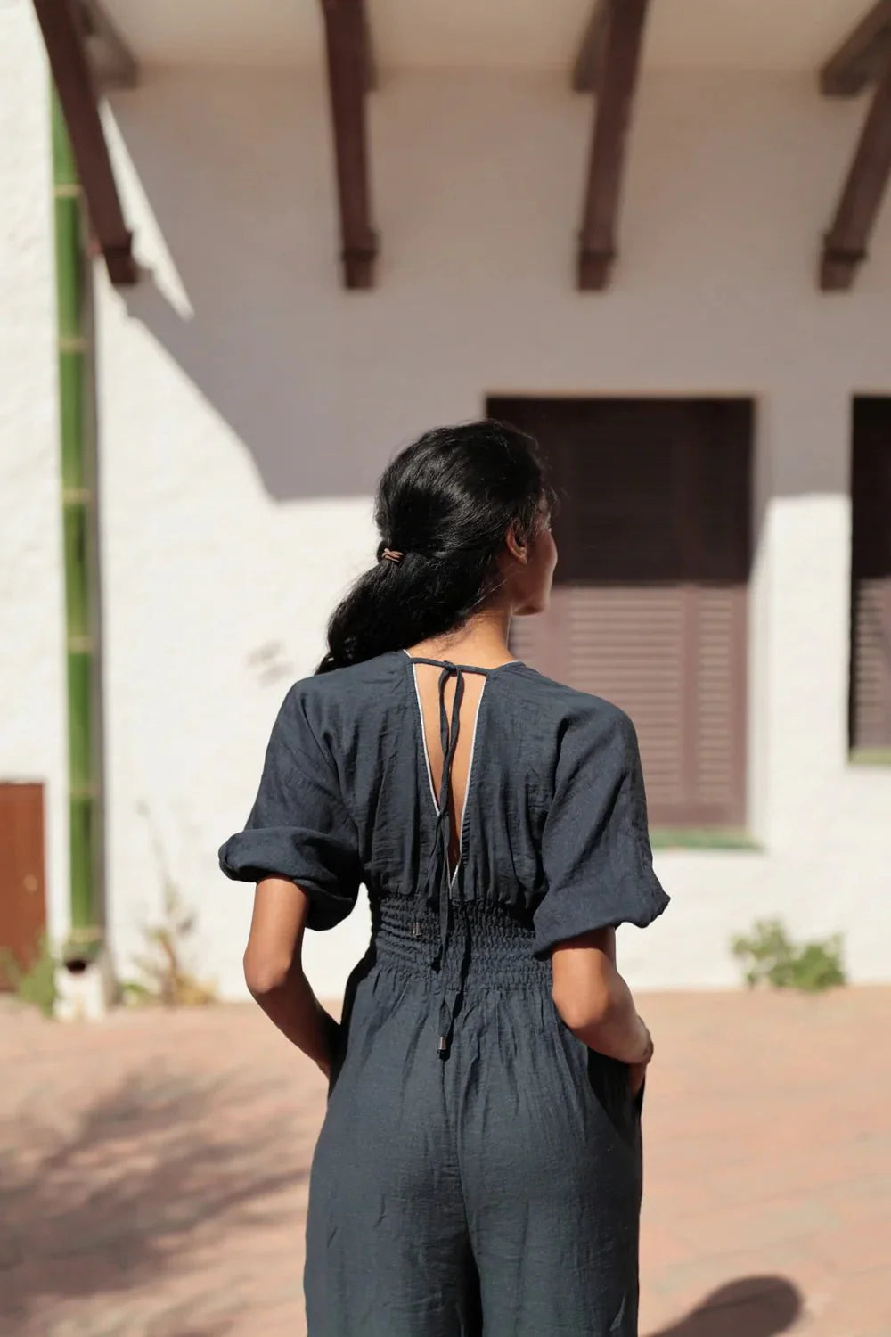 Tilda - Jumpsuit mit V-Ausschnitt und Smoktaille - Grau 1