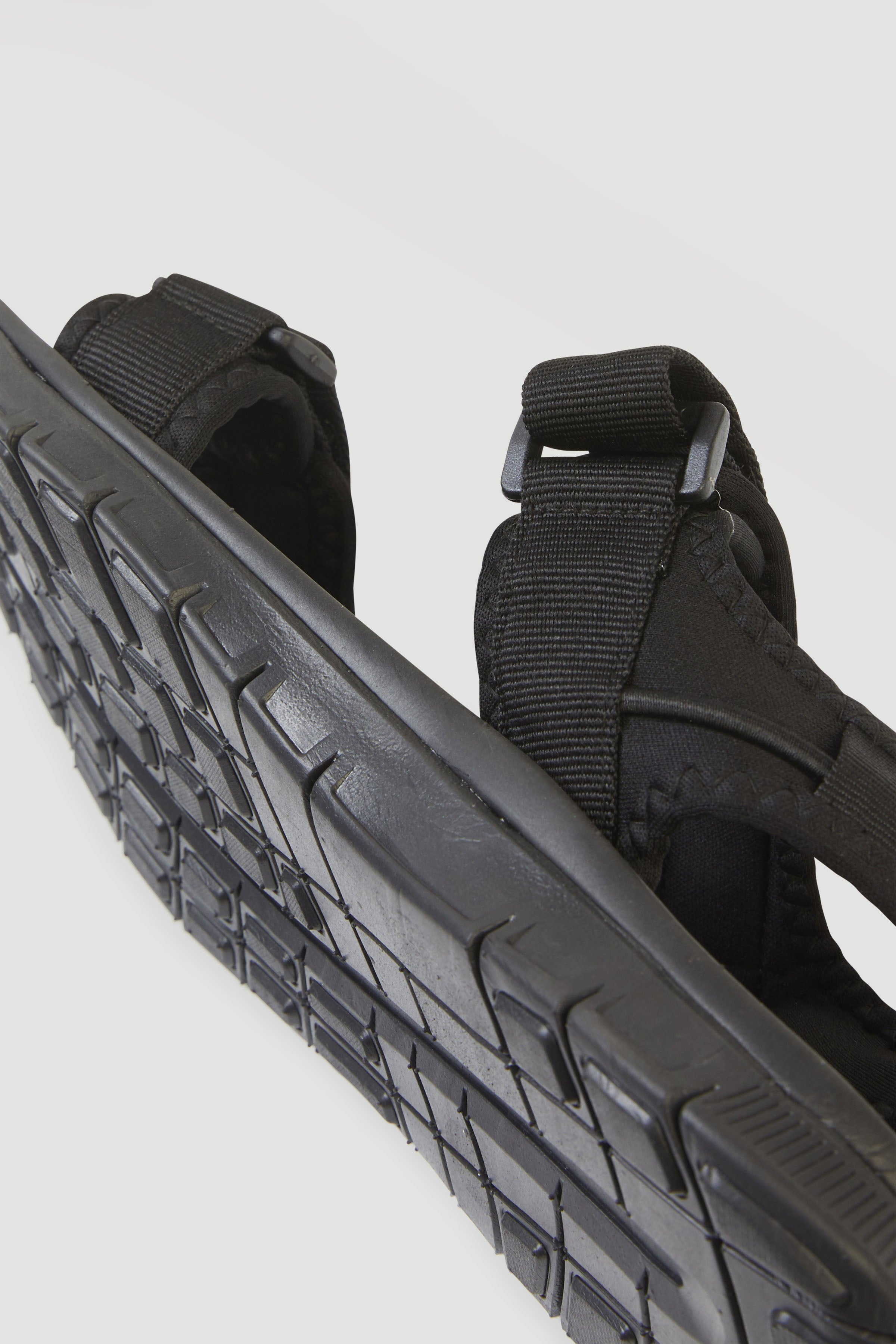 Yola – Sandalen mit schwarzem Riemen 3