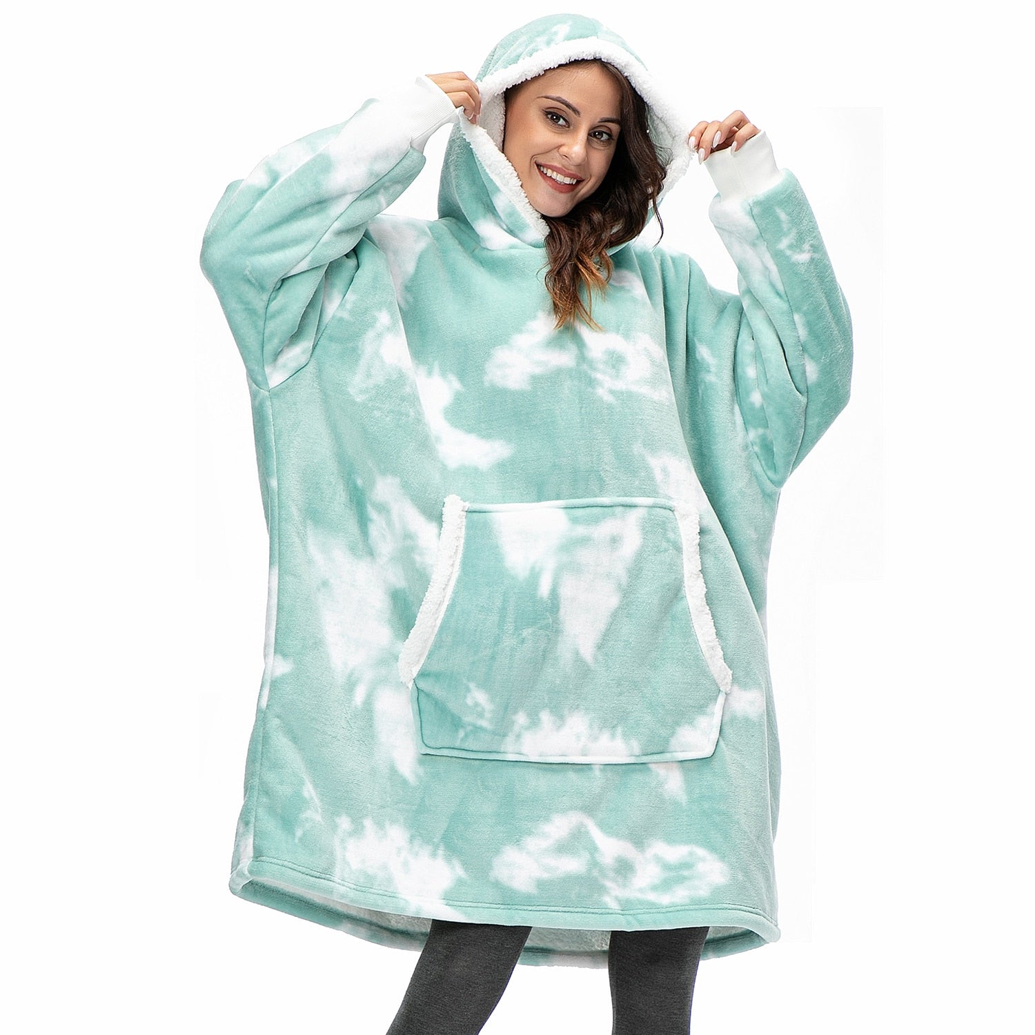 Benedikta – Fenna Kuscheliger Hoodie und Decke in Einem