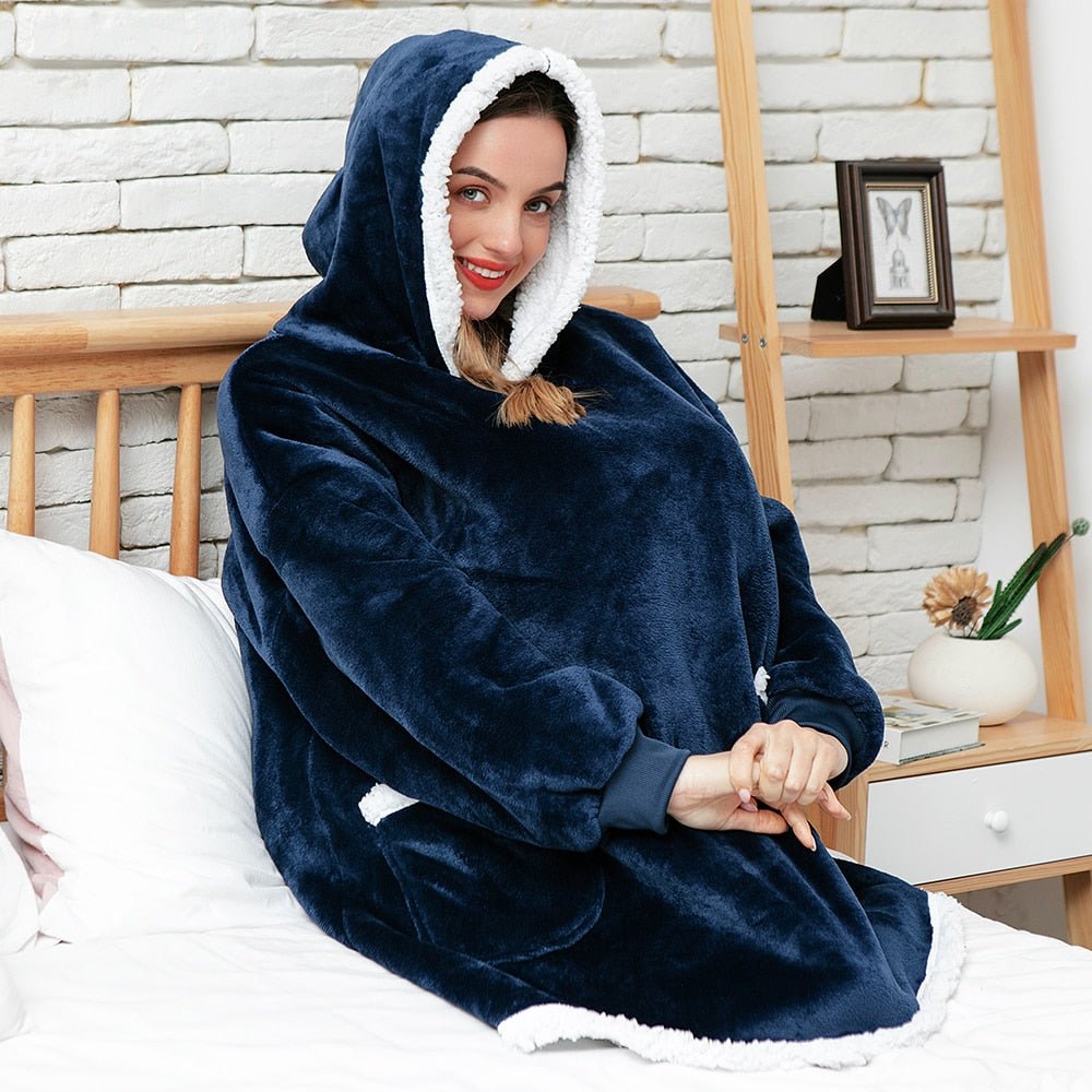 Benedikta – Fenna Kuscheliger Hoodie und Decke in Einem
