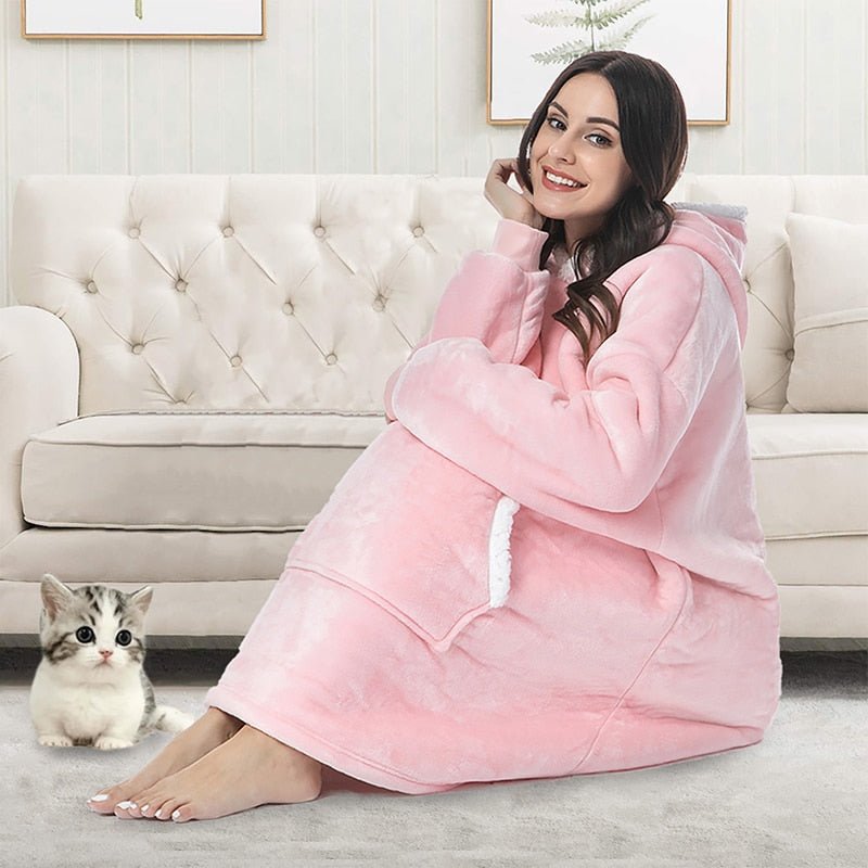 Benedikta – Fenna Kuscheliger Hoodie und Decke in Einem