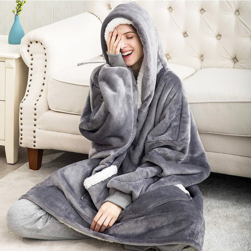 Benedikta – Fenna Kuscheliger Hoodie und Decke in Einem