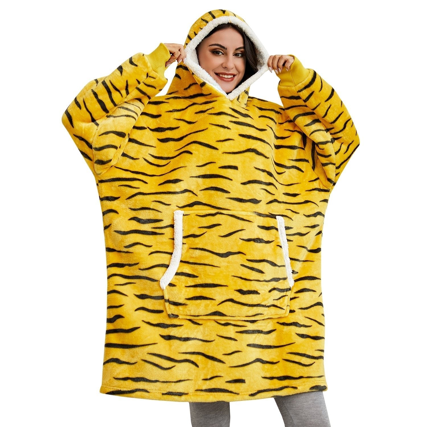 Benedikta – Fenna Kuscheliger Hoodie und Decke in Einem