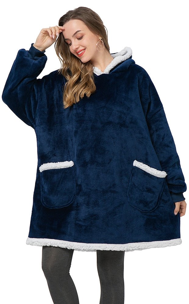 Benedikta – Fenna Kuscheliger Hoodie und Decke in Einem