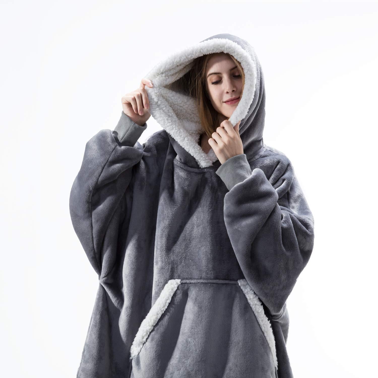 Benedikta – Fenna Kuscheliger Hoodie und Decke in Einem