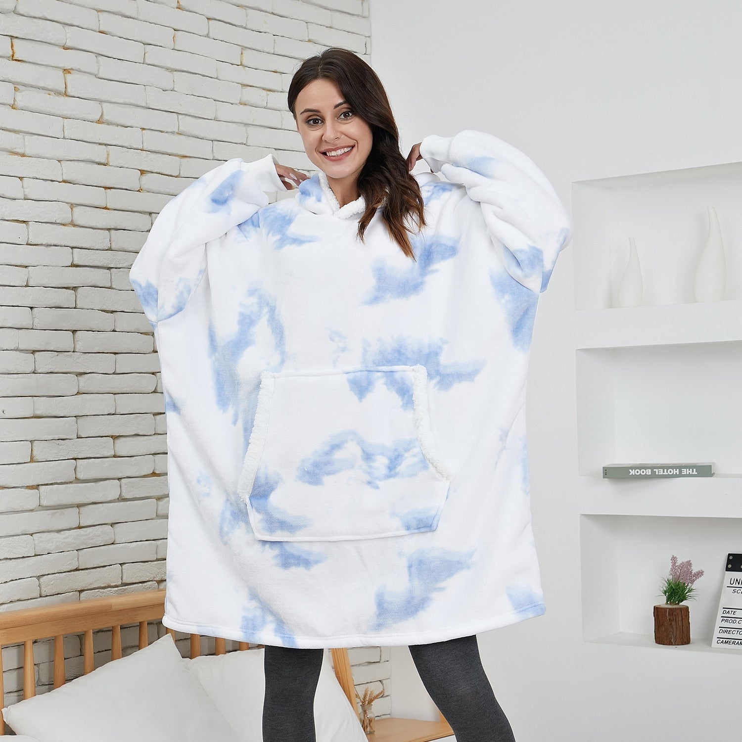 Benedikta – Fenna Kuscheliger Hoodie und Decke in Einem