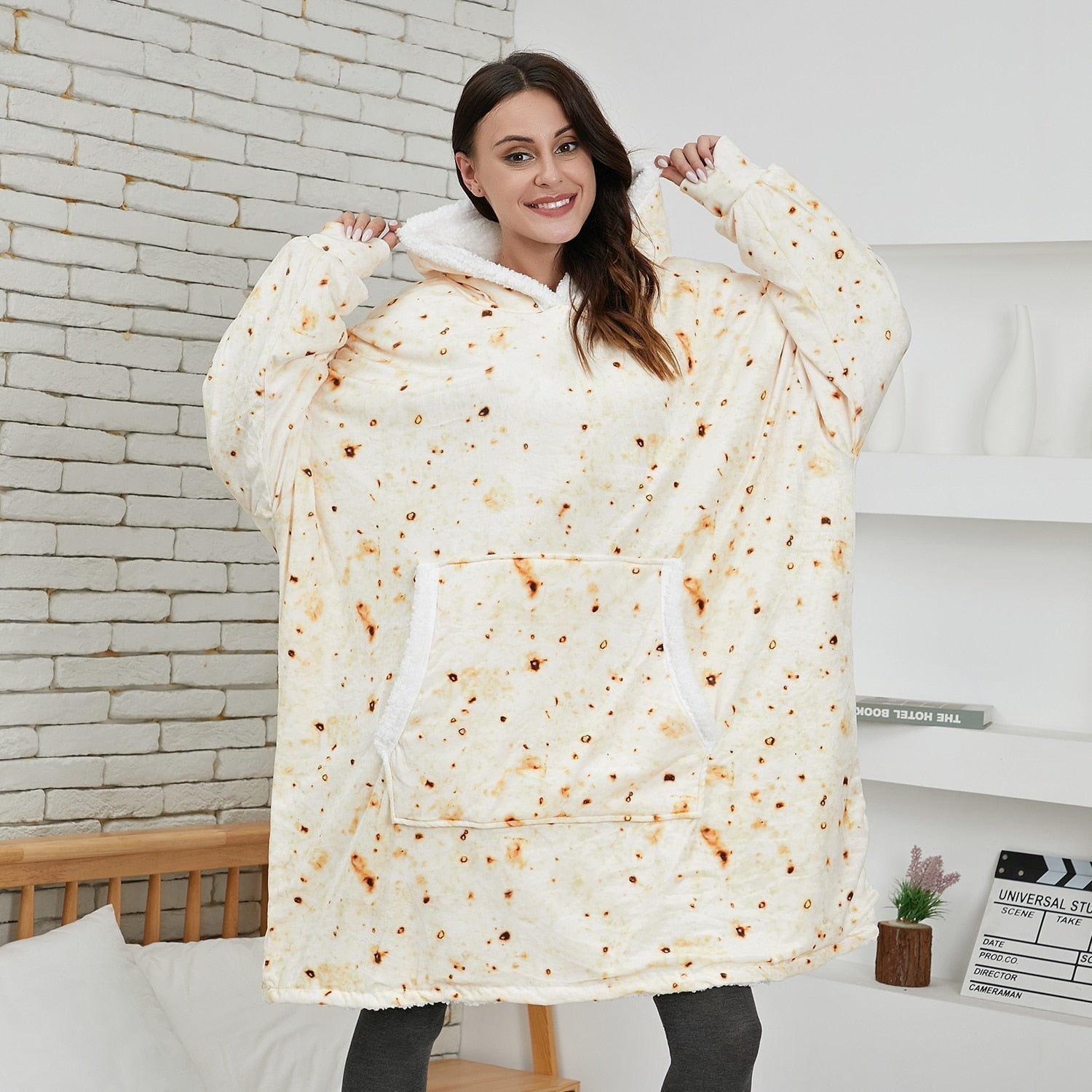 Benedikta – Fenna Kuscheliger Hoodie und Decke in Einem