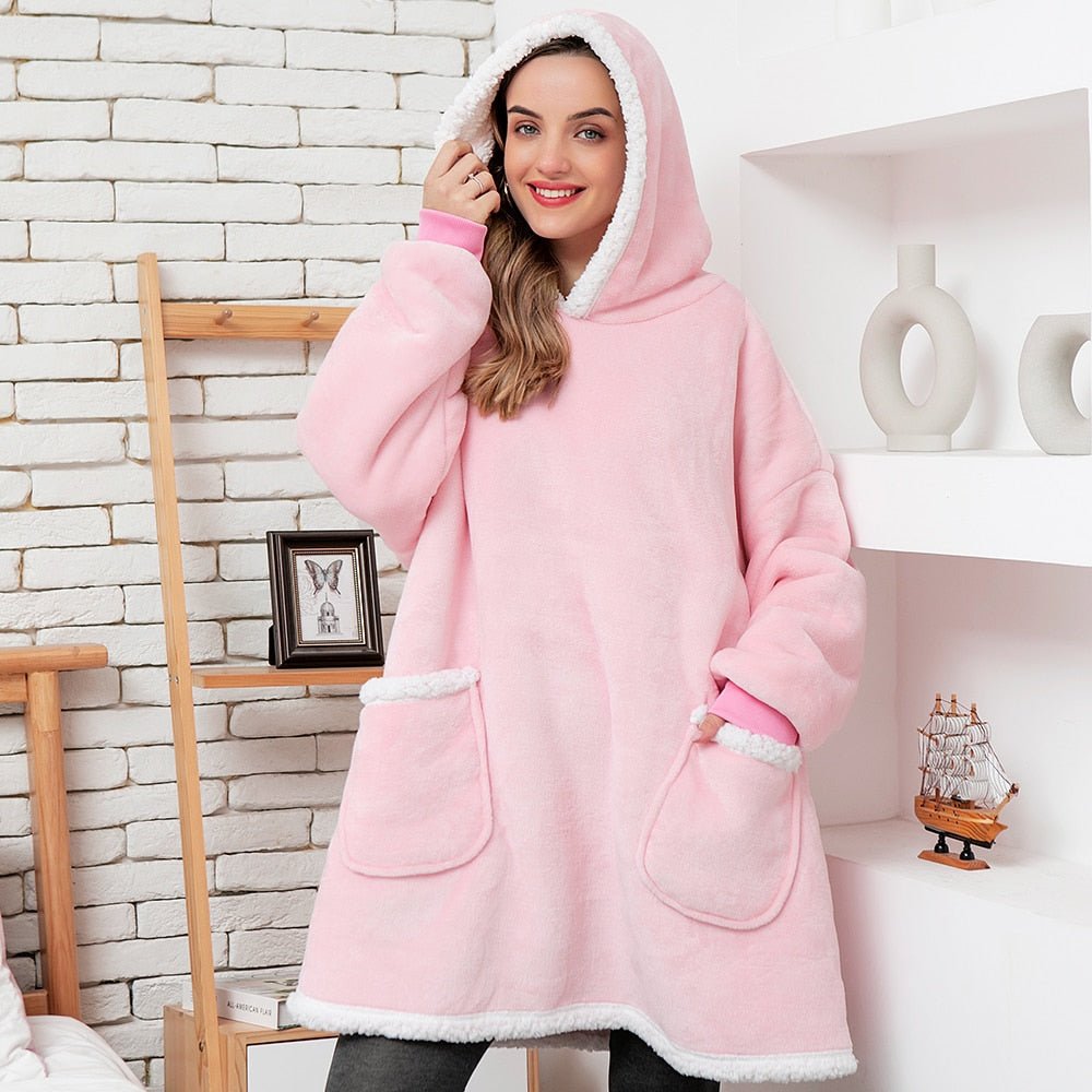 Benedikta – Fenna Kuscheliger Hoodie und Decke in Einem