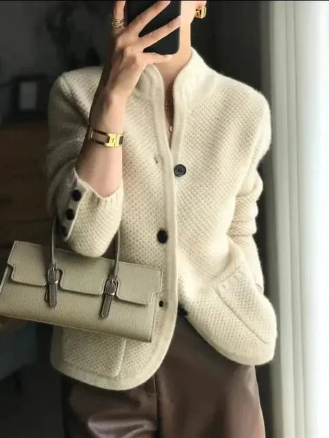 Amanda – Schicke Damen Strickjacke mit Knöpfen Modern Beige