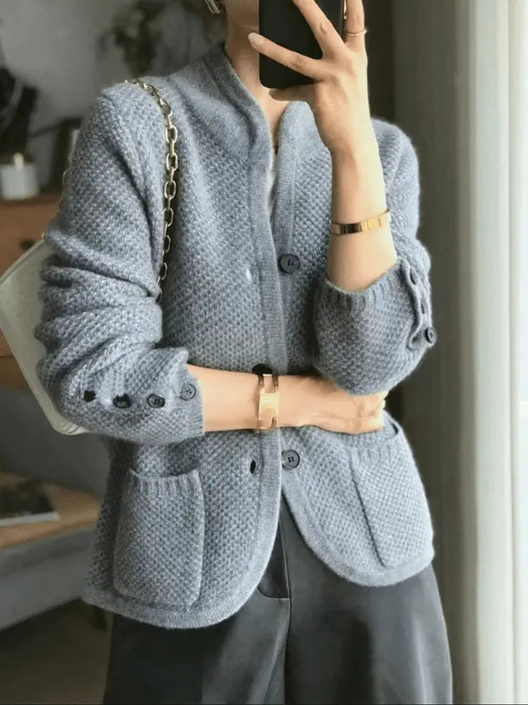 Amanda – Schicke Damen Strickjacke mit Knöpfen Modern Grau