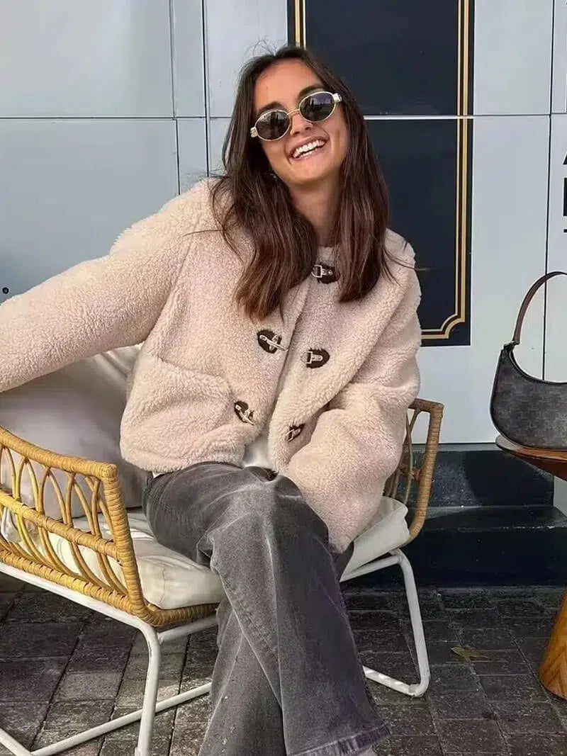 Astrid – Kuschelige Jacke Mit Knebelverschluss