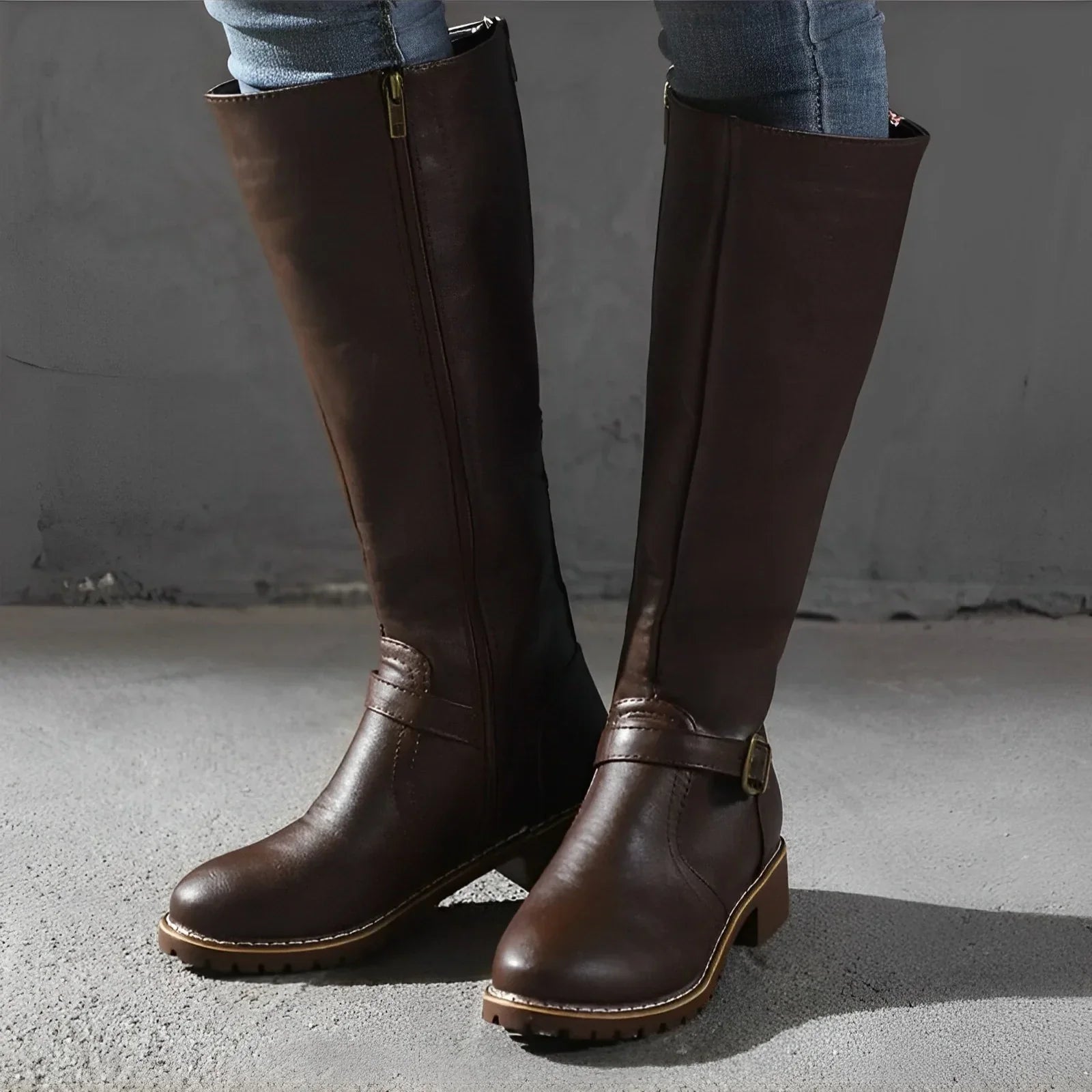 Victoria - Lange Stiefel mit Metallschnalle