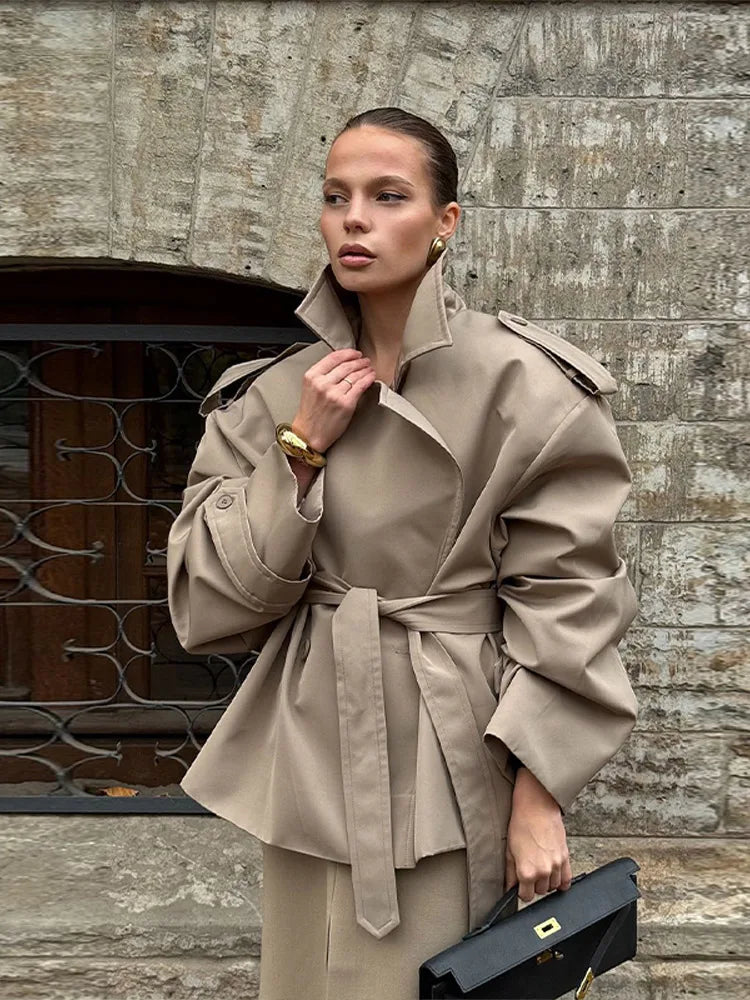 Saskia – Eleganter Trenchcoat Mit Schnürung Und Schulterpolstern