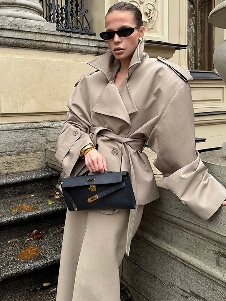 Saskia – Eleganter Trenchcoat Mit Schnürung Und Schulterpolstern