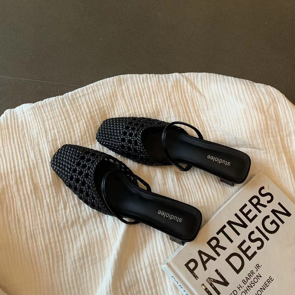 Fabienne- Damen Gewebte Offene Toe Mules mit Riemen Schwarz