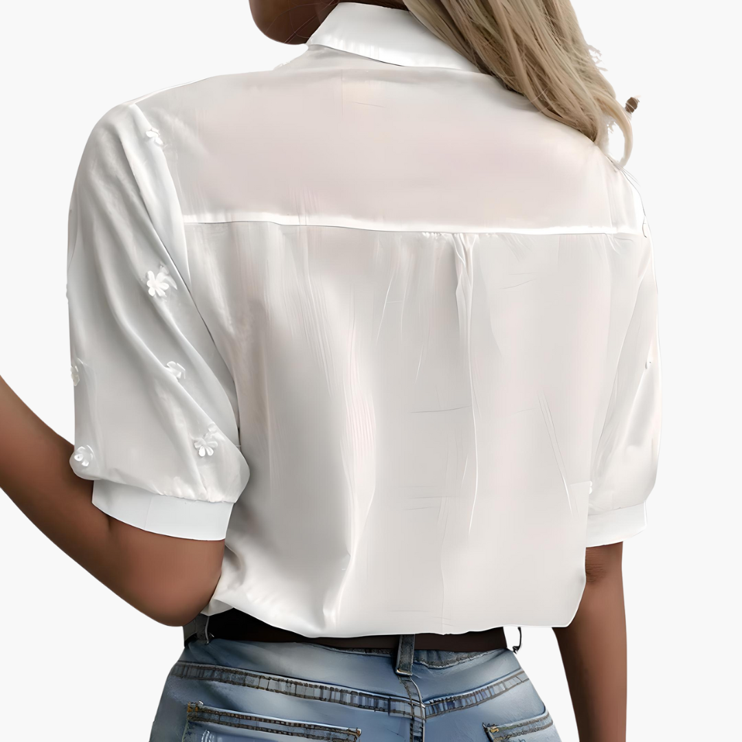 Finja – Damenbluse mit Stickerei und kurzen Ärmeln Weiß