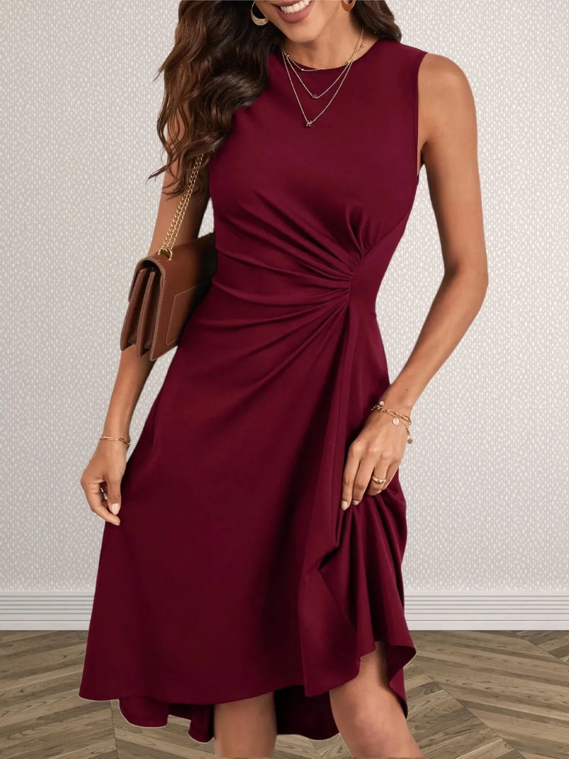 Jenny- Elegantes ärmelloses Kleid mit Rundhalsausschnitt und Raffung Burgunderrot