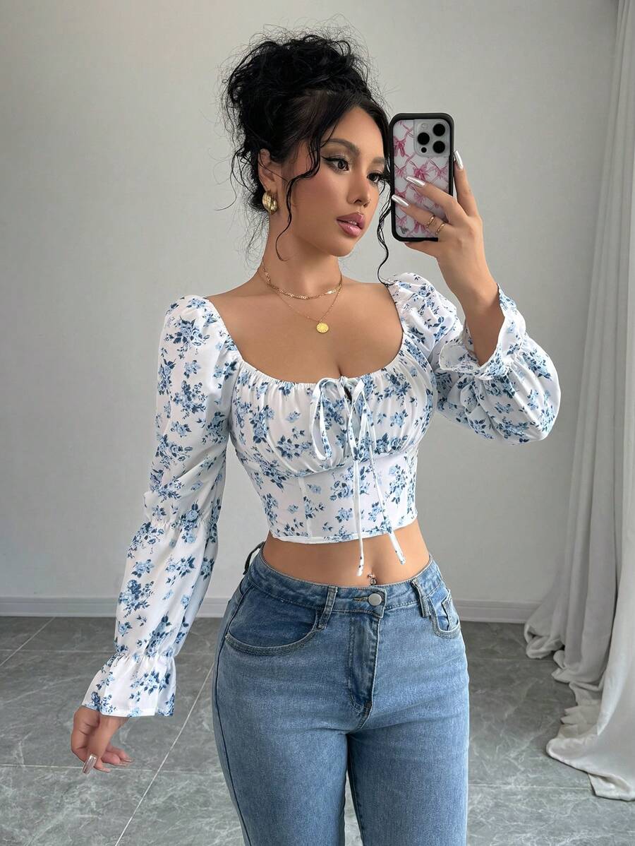 Juliane – Weiße Damen Bluse Blümchen Glockenärmel Zugband-Taille 1