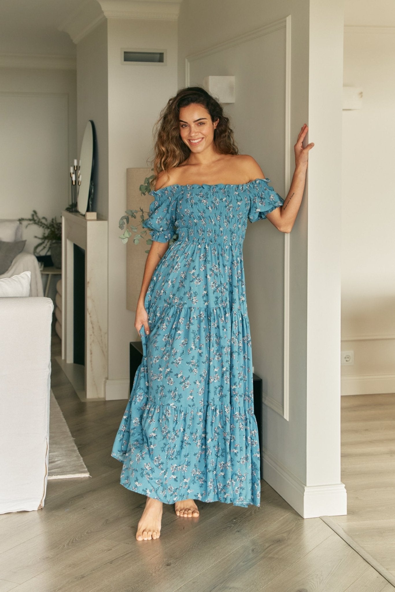 Philine- Schulterfreies Boho Maxikleid mit Blumendruck hellblau