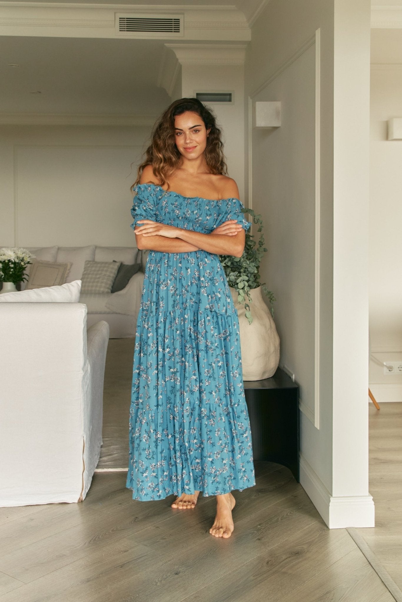 Philine- Schulterfreies Boho Maxikleid mit Blumendruck hellblau 1