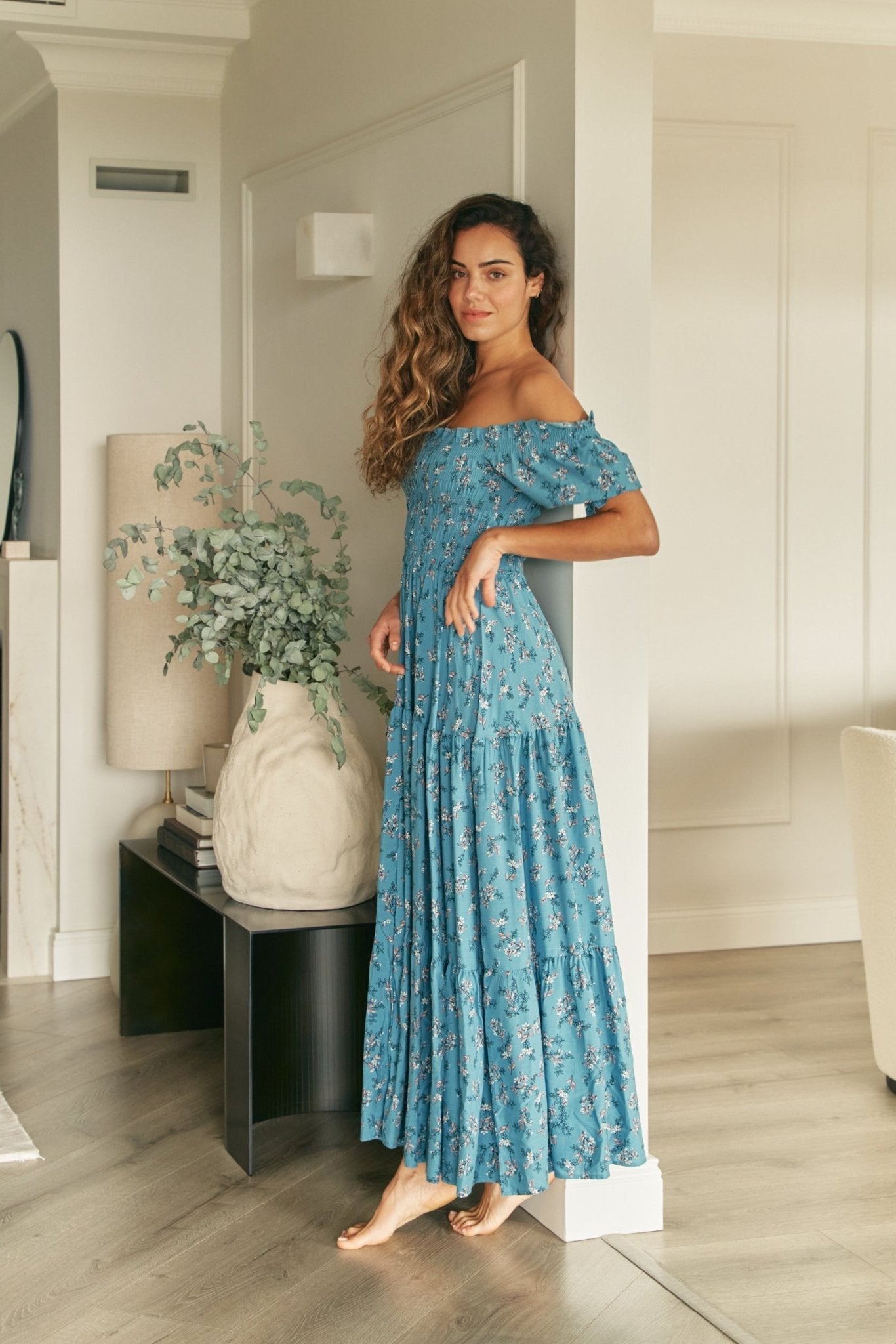 Philine- Schulterfreies Boho Maxikleid mit Blumendruck hellblau 2