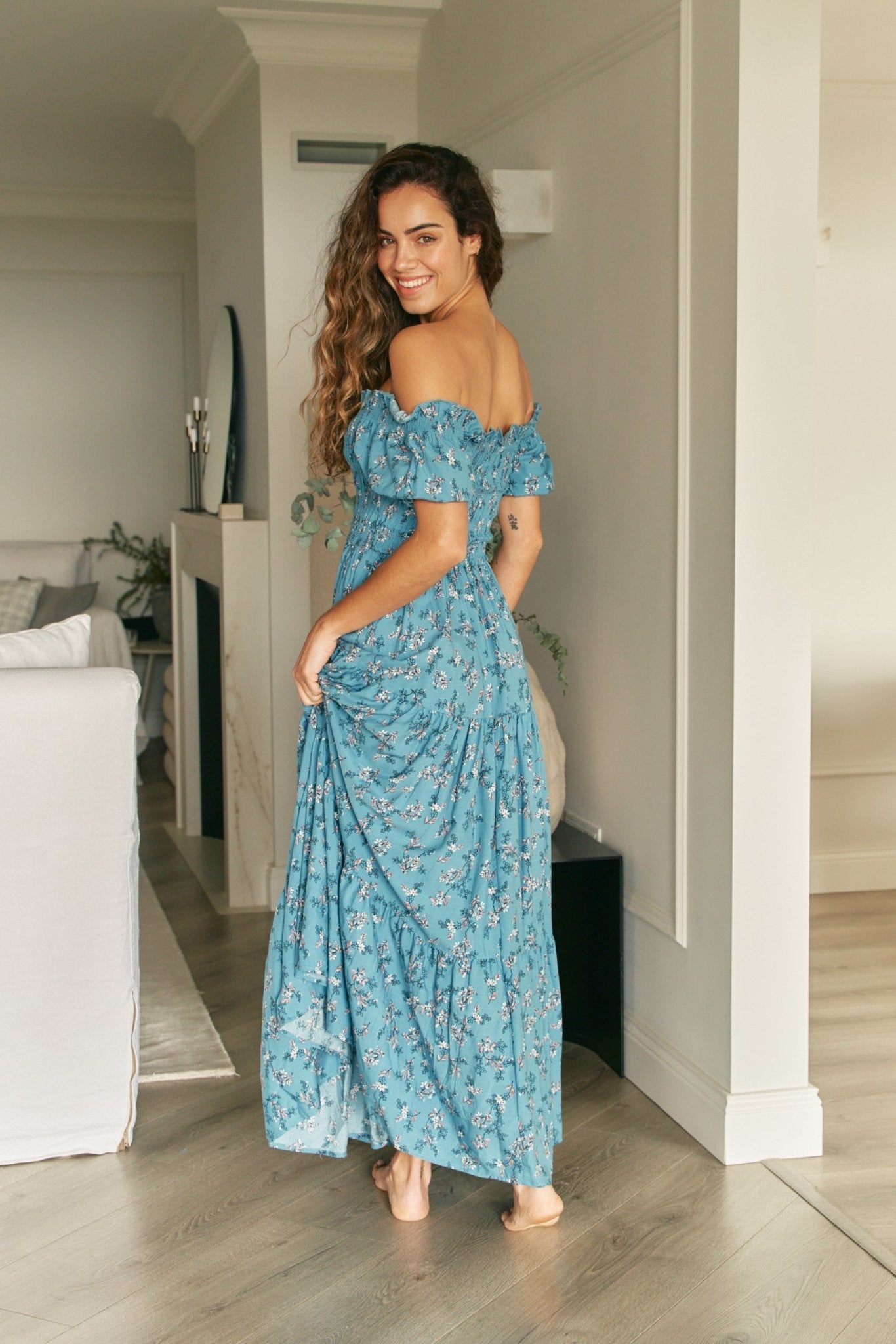 Philine- Schulterfreies Boho Maxikleid mit Blumendruck hellblau 3
