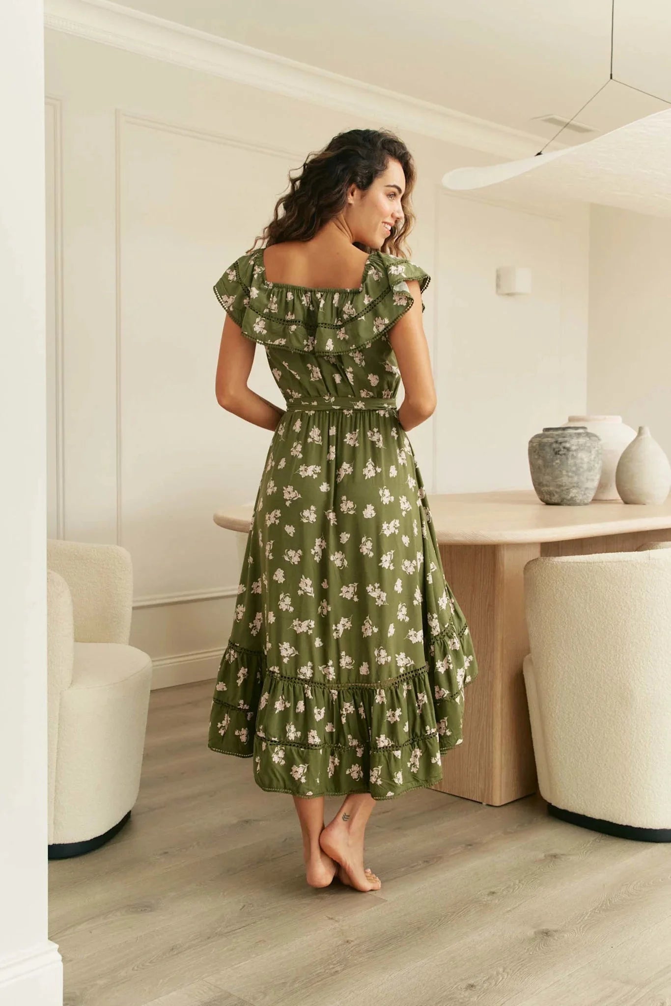 Philomena- Midikleid in Khaki mit Blumenmuster und Volants Grün 1