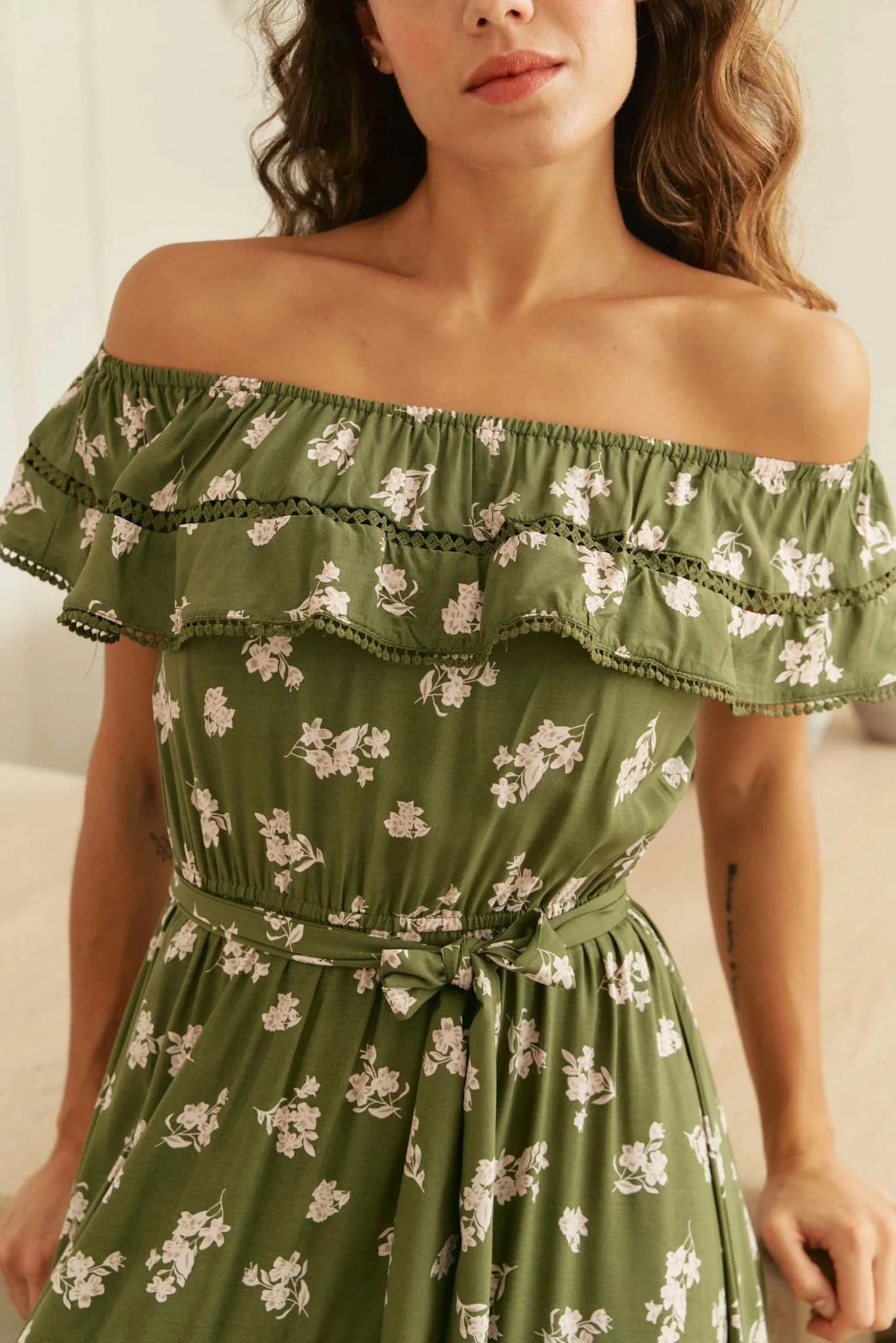 Philomena- Midikleid in Khaki mit Blumenmuster und Volants Grün 2