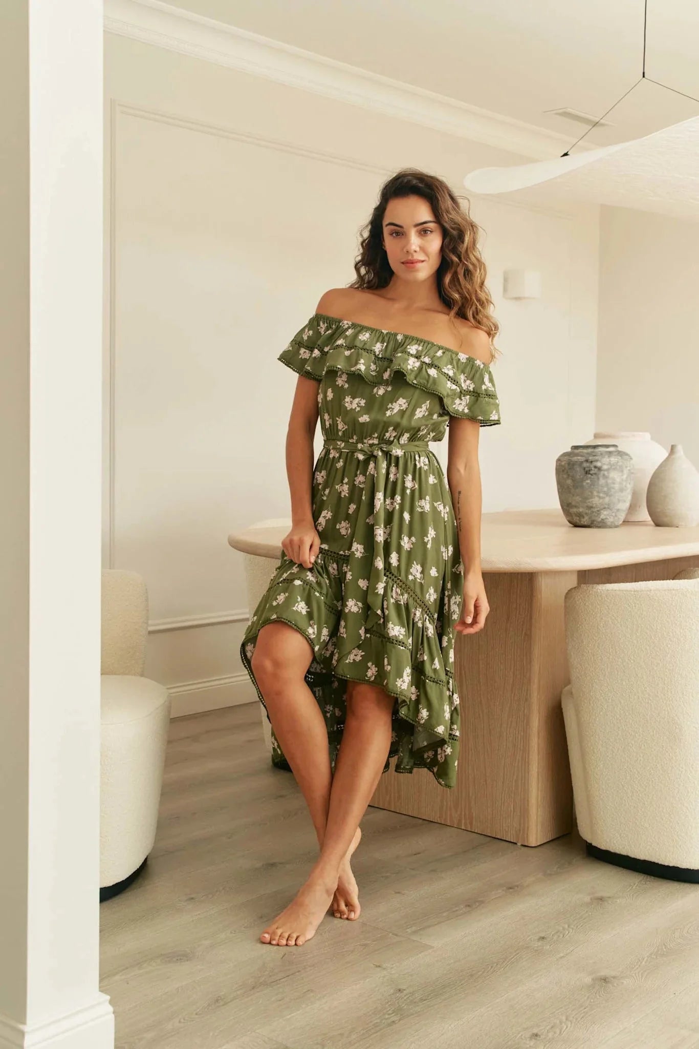 Philomena- Midikleid in Khaki mit Blumenmuster und Volants Grün 3