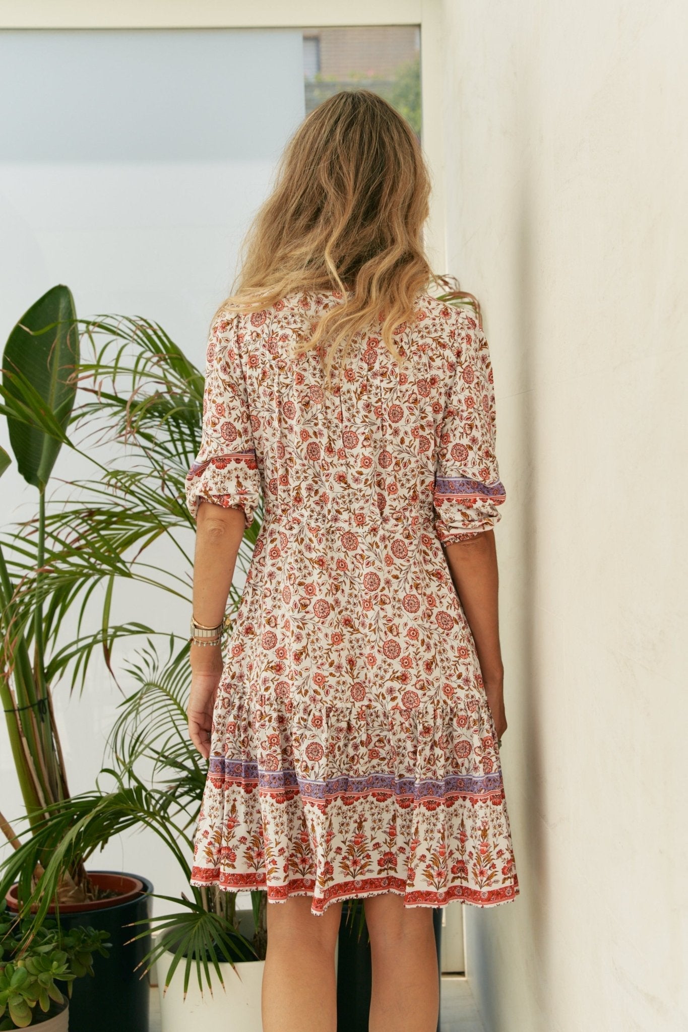 Réka- Kurzes Boho Kleid mit Blumenprint und V-Ausschnitt Weiß 4