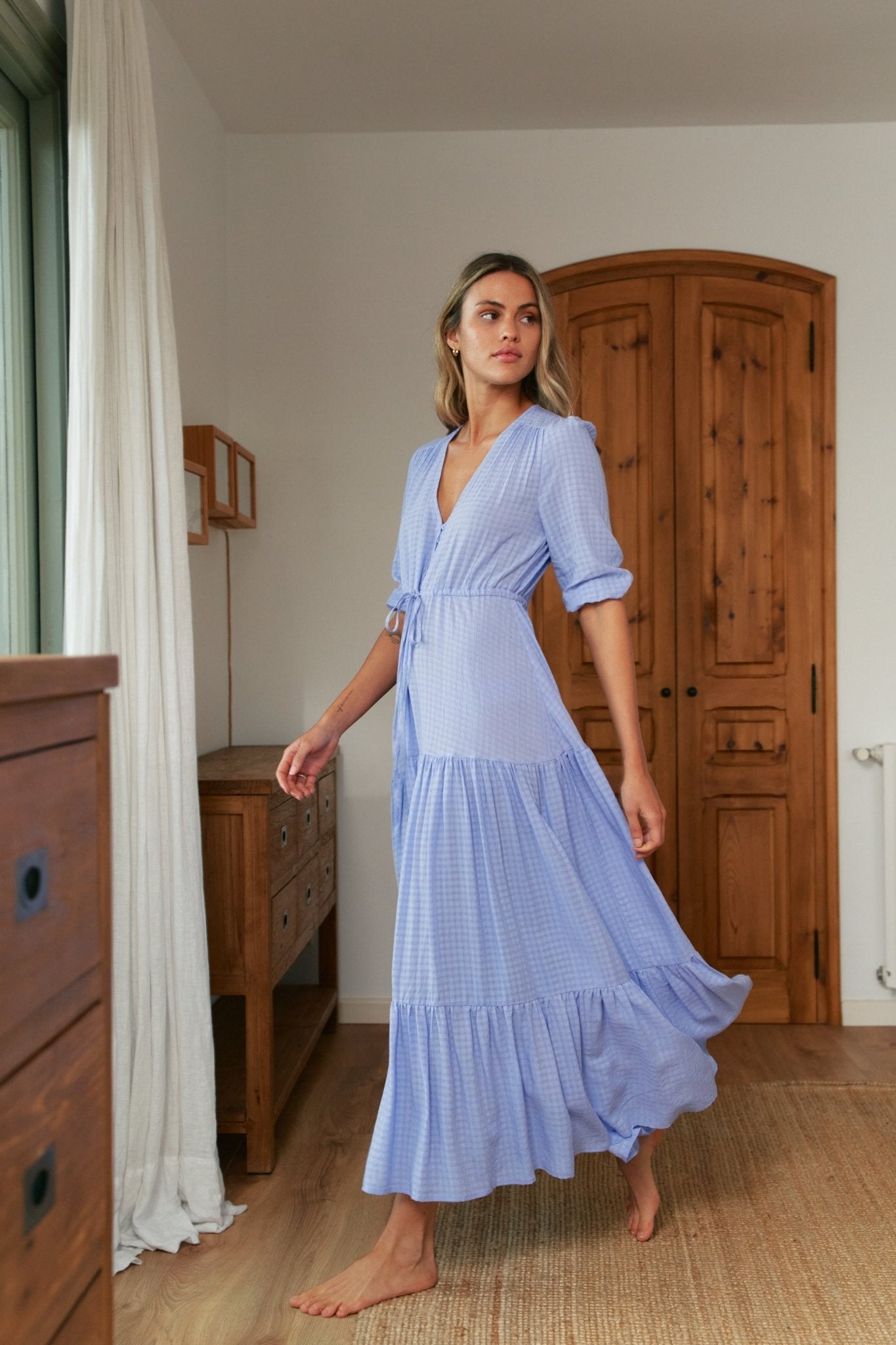 Rosina- Luftiges Maxikleid in Flieder mit V-Ausschnitt Blau 3