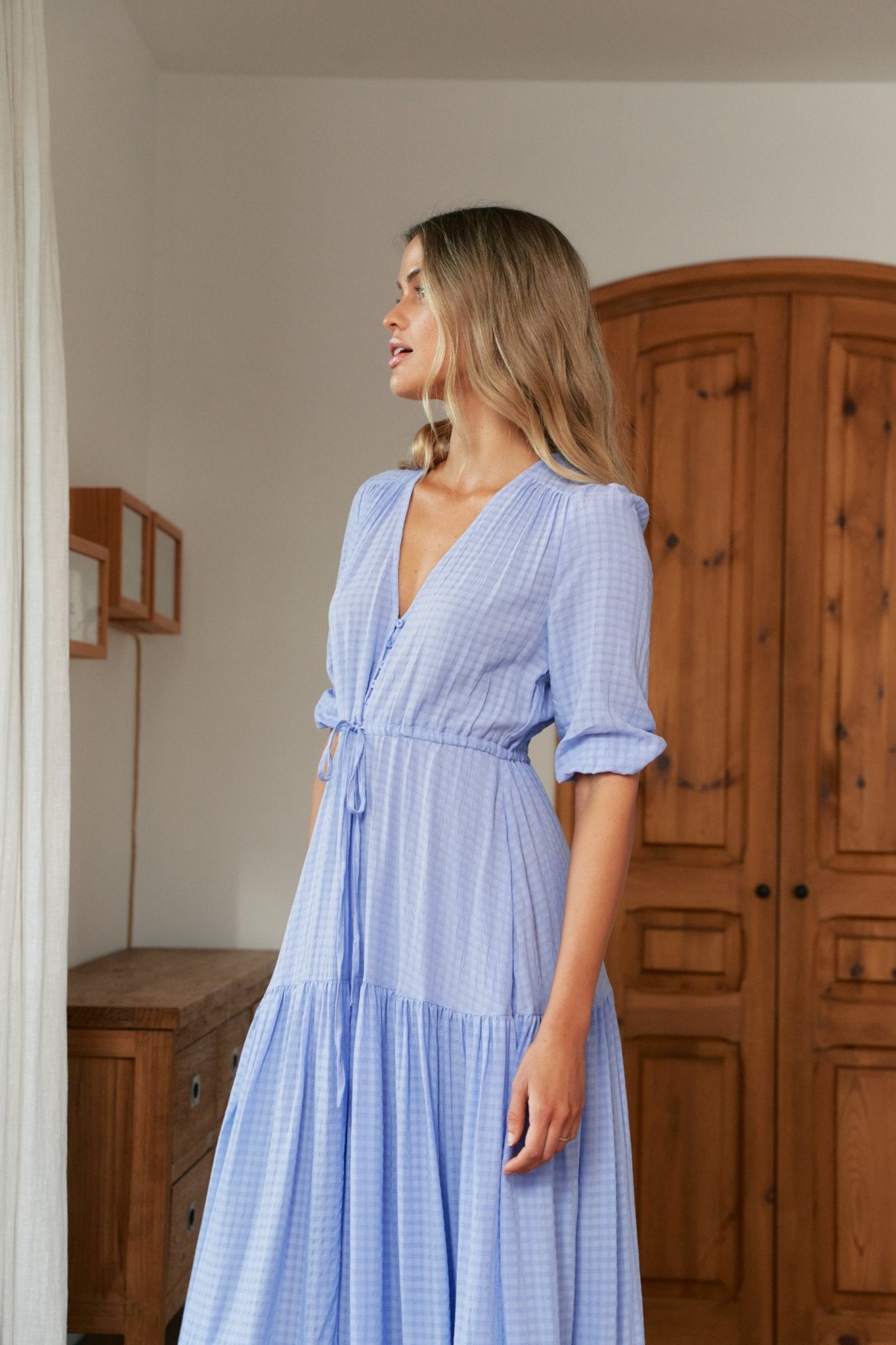 Rosina- Luftiges Maxikleid in Flieder mit V-Ausschnitt Blau 4
