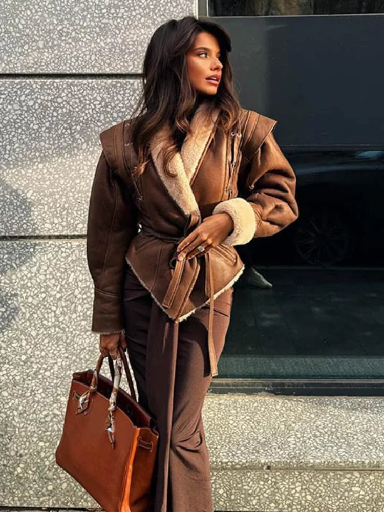 Fabia – Braune Jacke mit Gürtel und Kragen