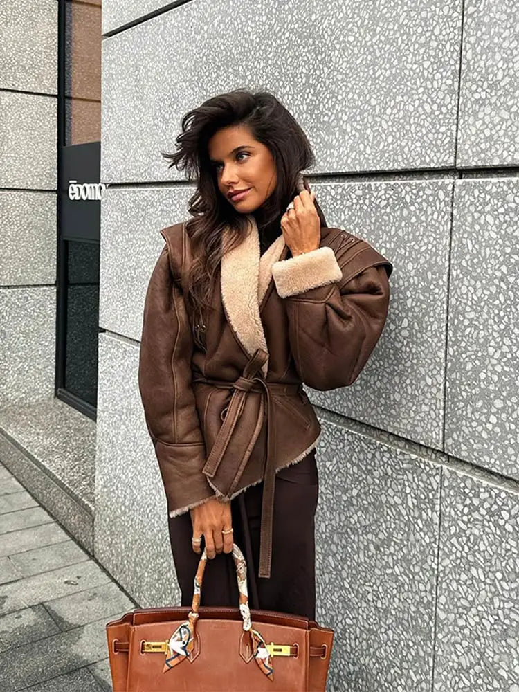 Fabia – Braune Jacke mit Gürtel und Kragen
